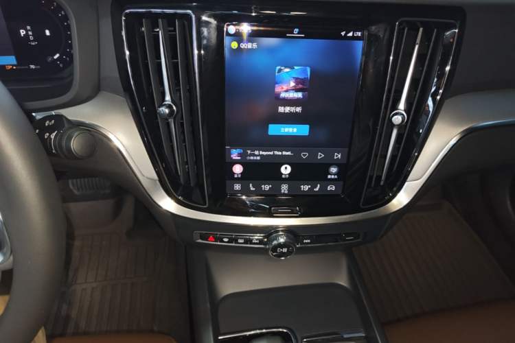 Used Volvo S60 2024 B4 Zhiyi Luxury Edition Audio And AC Panel