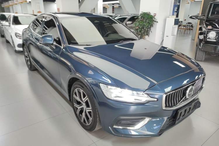 Used Volvo S60 2024 B4 Zhiyi Luxury Edition Front Right 45 Deg