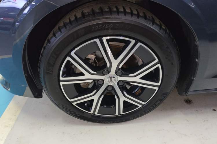 Used Volvo S60 2024 B4 Zhiyi Luxury Edition Left Front Wheel Hub
