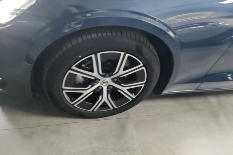 Used Volvo S60 2024 B4 Zhiyi Luxury Edition Left Front Wheel Hub