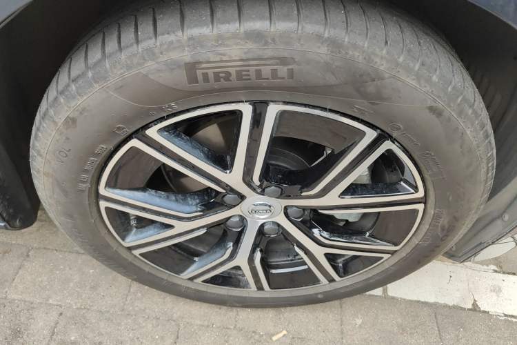 Used Volvo S60 2024 B4 Zhiyi Luxury Edition Right Front Wheel Hub