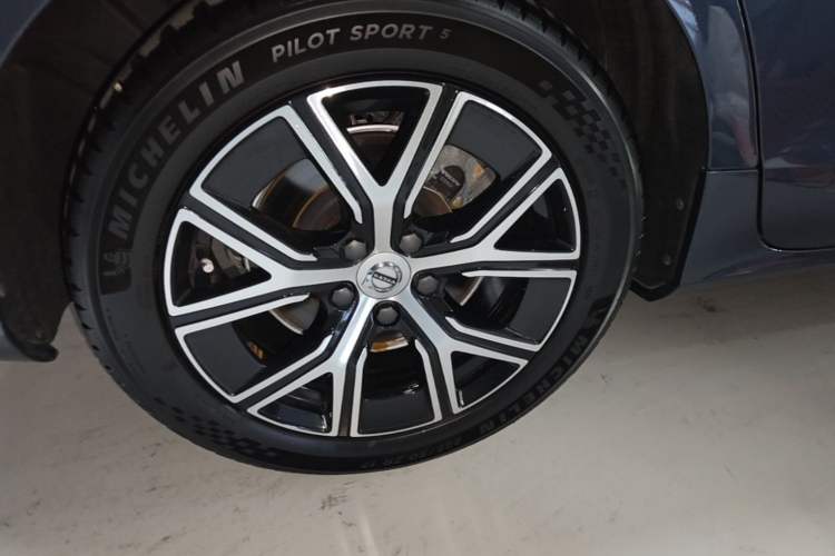 Used Volvo S60 2024 B4 Zhiyi Luxury Edition Right Rear Wheel Hub