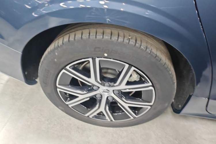 Used Volvo S60 2024 B4 Zhiyi Luxury Edition Right Rear Wheel Hub