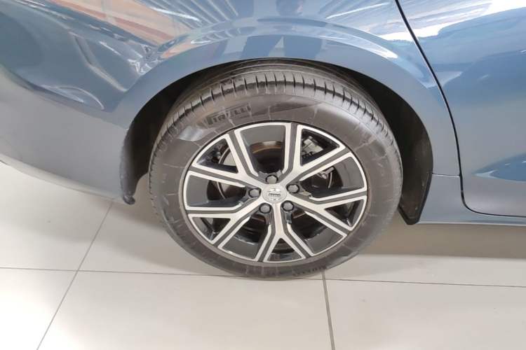 Used Volvo S60 2024 B4 Zhiyi Luxury Edition Right Rear Wheel Hub