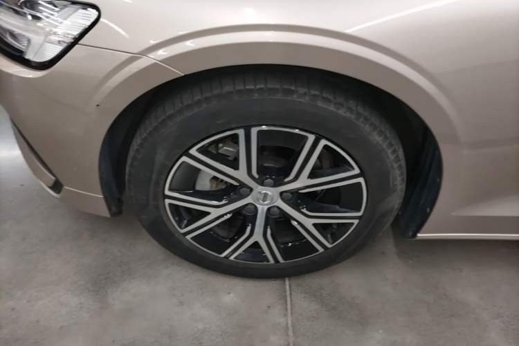 Used Volvo S60 2024 B4 Zhiyi Luxury Edition Left Front Wheel Hub