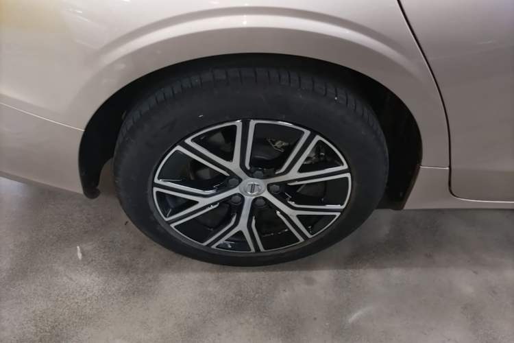 Used Volvo S60 2024 B4 Zhiyi Luxury Edition Right Rear Wheel Hub