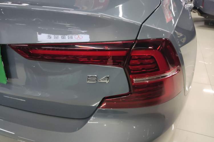 Used Volvo S60 2024 B4 Zhiyi Luxury Edition Exterior 3