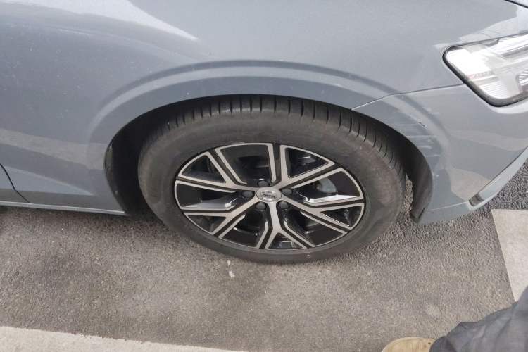 Used Volvo S60 2024 B4 Zhiyi Luxury Edition Right Front Wheel Hub