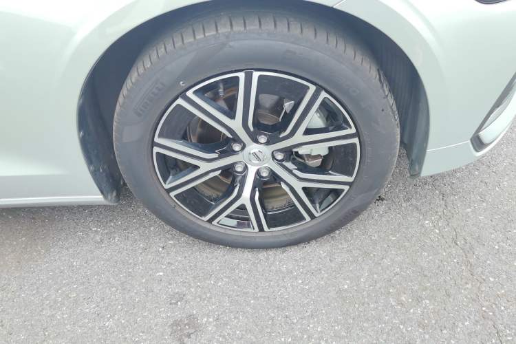 Used Volvo S60 2024 B4 Zhiyi Luxury Edition Right Front Wheel Hub