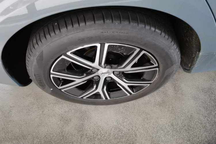 Used Volvo S60 2024 B4 Zhiyi Luxury Edition Right Rear Wheel Hub