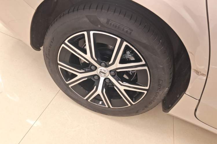 Used Volvo S60 2024 B4 Zhiyi Luxury Edition Right Rear Wheel Hub