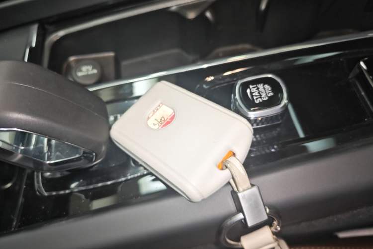 Used Volvo S60 2024 B4 Zhiyi Luxury Edition Vehicle Key