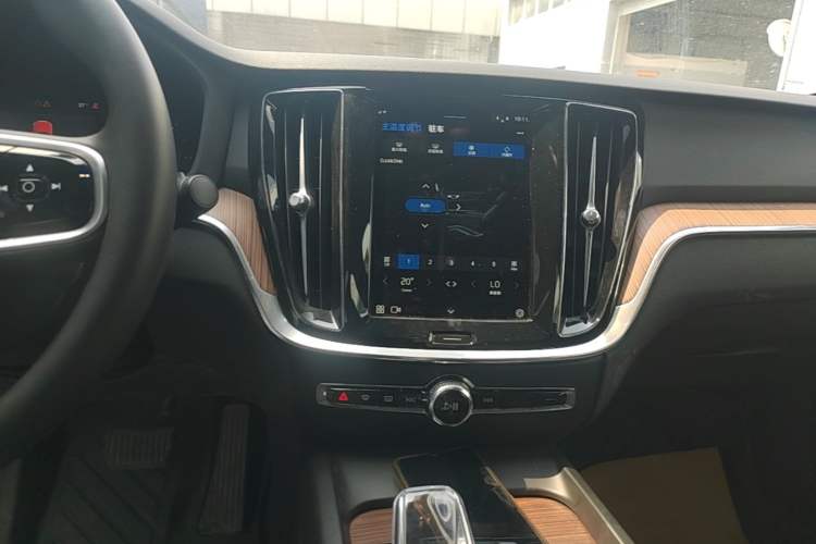 Used Volvo S60 2024 B4 Zhiyuan Luxury Edition Audio And AC Panel