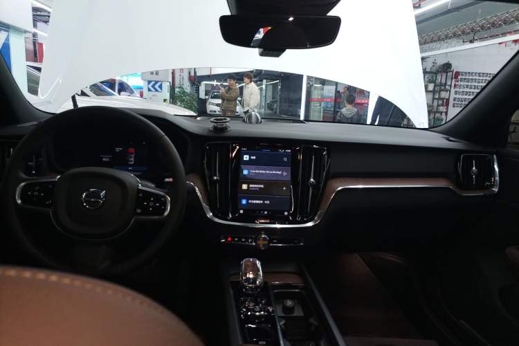 Used Volvo S60 2024 B4 Zhiyuan Luxury Edition Audio And AC Panel
