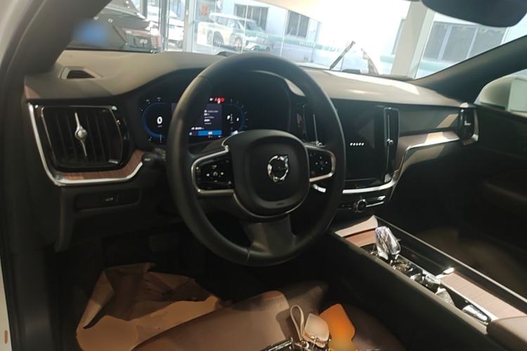 Used Volvo S60 2024 B4 Zhiyuan Luxury Edition Center Console