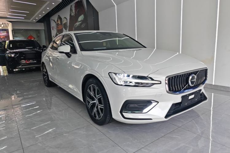 Used Volvo S60 2024 B4 Zhiyi Luxury Edition Front Right 45 Deg