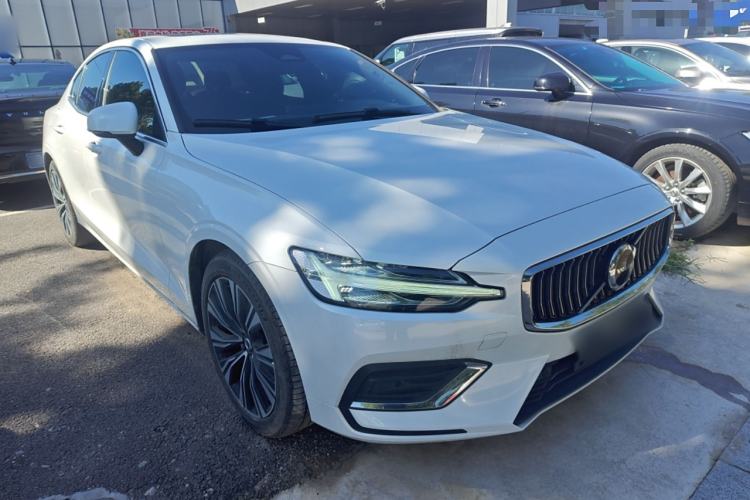 Used Volvo S60 2024 B4 Zhiyuan Luxury Edition Front Right 45 Deg