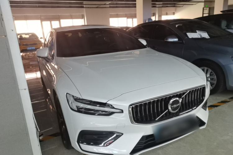 Used Volvo S60 2024 B4 Zhiyi Luxury Edition Front Right 45 Deg