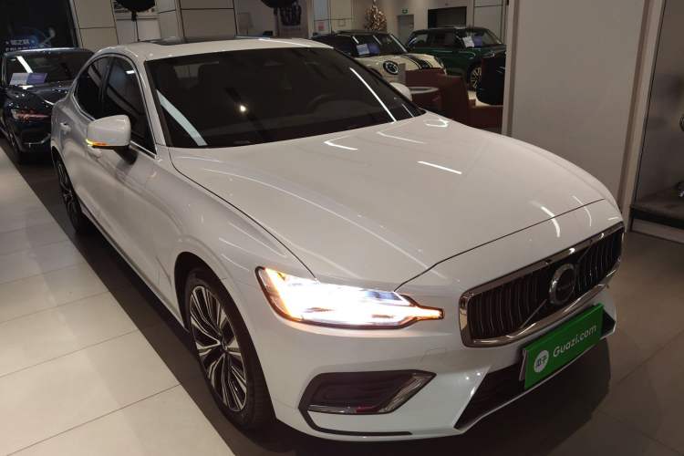 Used Volvo S60 2024 B4 Zhiyuan Luxury Edition Front Right 45 Deg