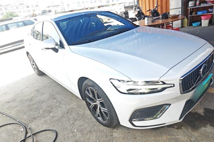 Used Volvo S60 2024 B4 Zhiyi Luxury Edition Front Right 45 Deg