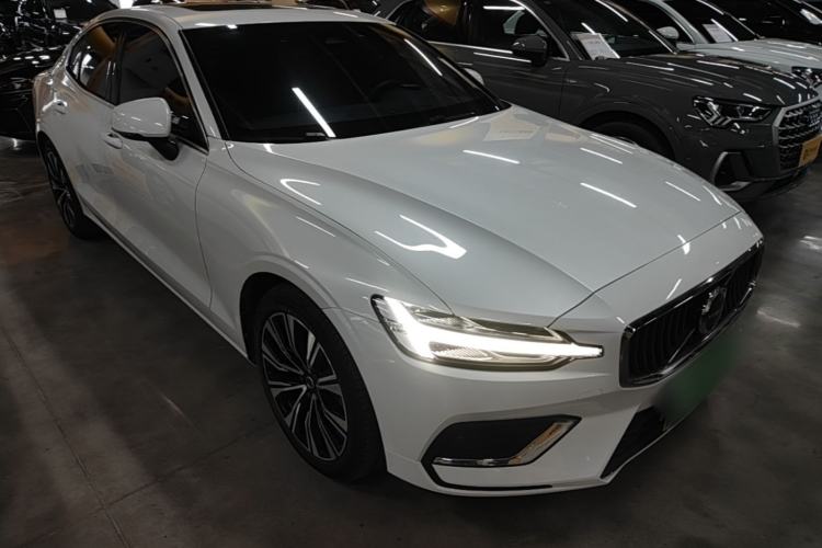 Used Volvo S60 2024 B4 Zhiyuan Luxury Edition Front Right 45 Deg