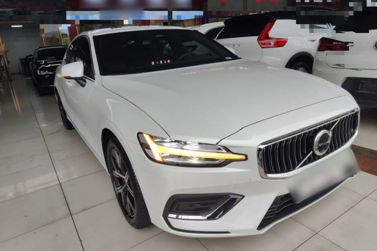 Used Volvo S60 2024 B4 Zhiyi Luxury Edition Front Right 45 Deg