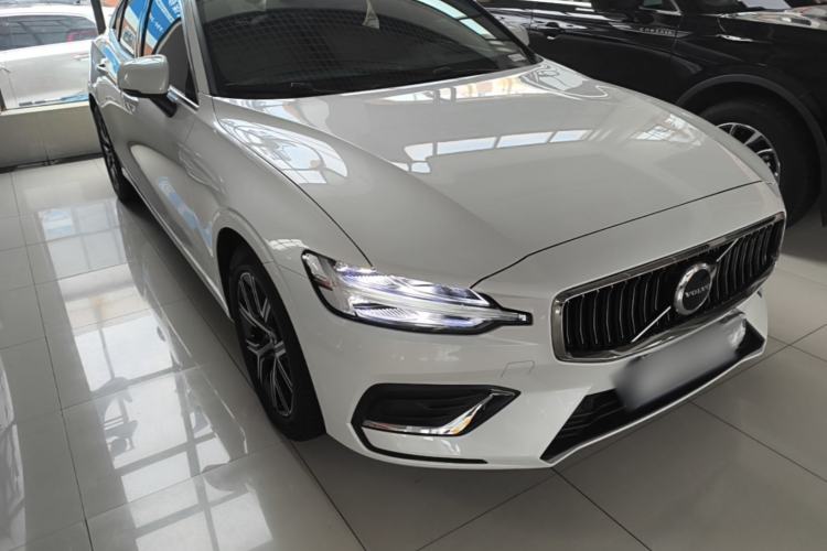 Used Volvo S60 2024 B4 Zhiyi Luxury Edition Front Right 45 Deg
