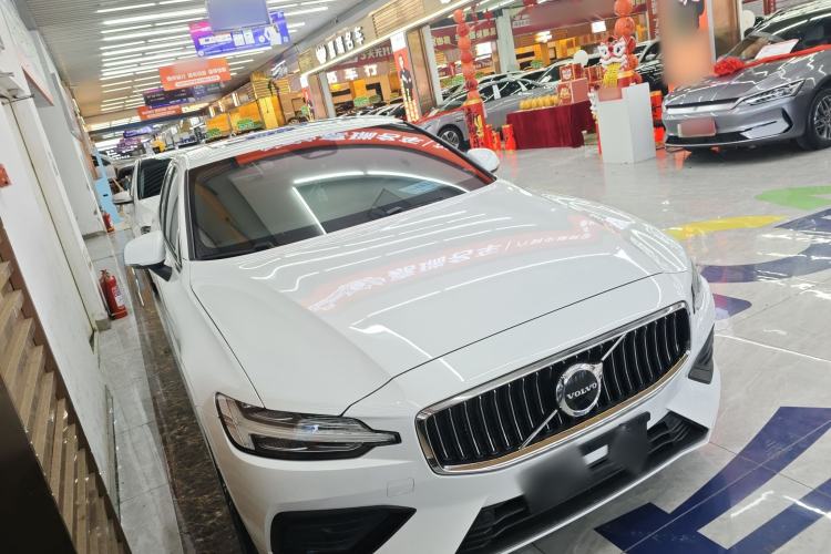 Used Volvo S60 2024 B4 Zhiyuan Luxury Edition Front Right 45 Deg