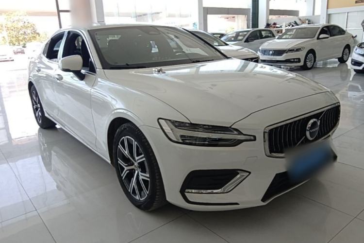 Used Volvo S60 2024 B4 Zhiyi Luxury Edition Front Right 45 Deg