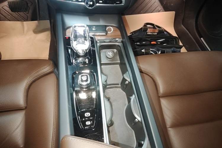 Used Volvo S60 2024 B4 Zhiyuan Luxury Edition Gear Lever