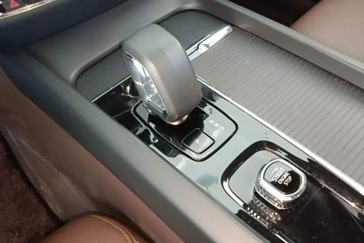 Used Volvo S60 2024 B4 Zhiyi Luxury Edition Gear Lever
