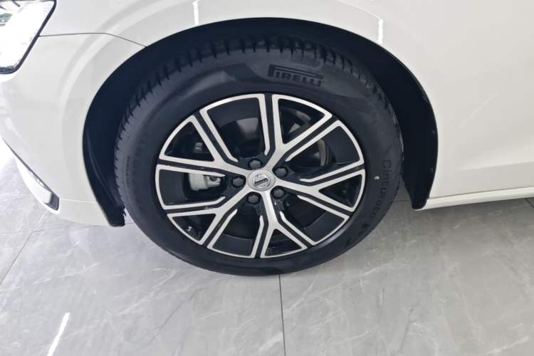 Used Volvo S60 2024 B4 Zhiyi Luxury Edition Left Front Wheel Hub