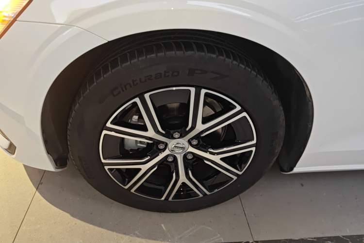 Used Volvo S60 2024 B4 Zhiyi Luxury Edition Left Front Wheel Hub