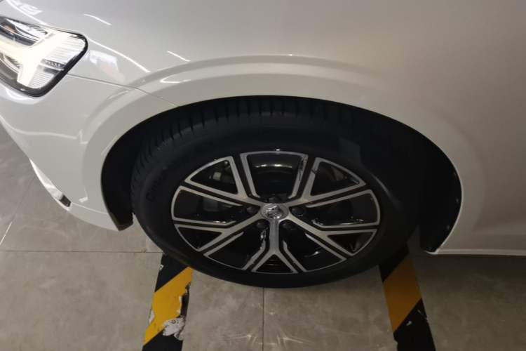 Used Volvo S60 2024 B4 Zhiyi Luxury Edition Left Front Wheel Hub