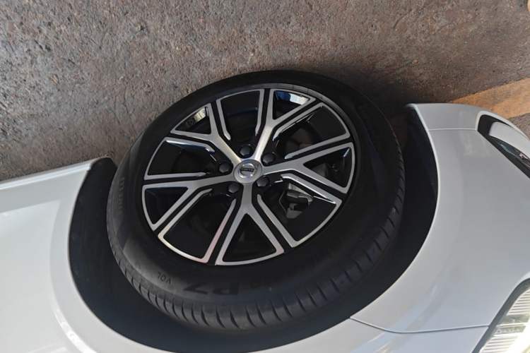 Used Volvo S60 2024 B4 Zhiyi Luxury Edition Left Front Wheel Hub