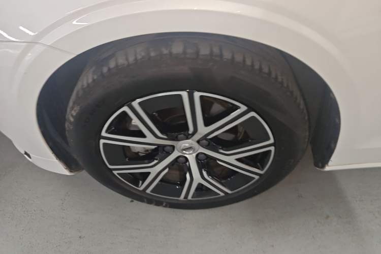Used Volvo S60 2024 B4 Zhiyi Luxury Edition Left Front Wheel Hub