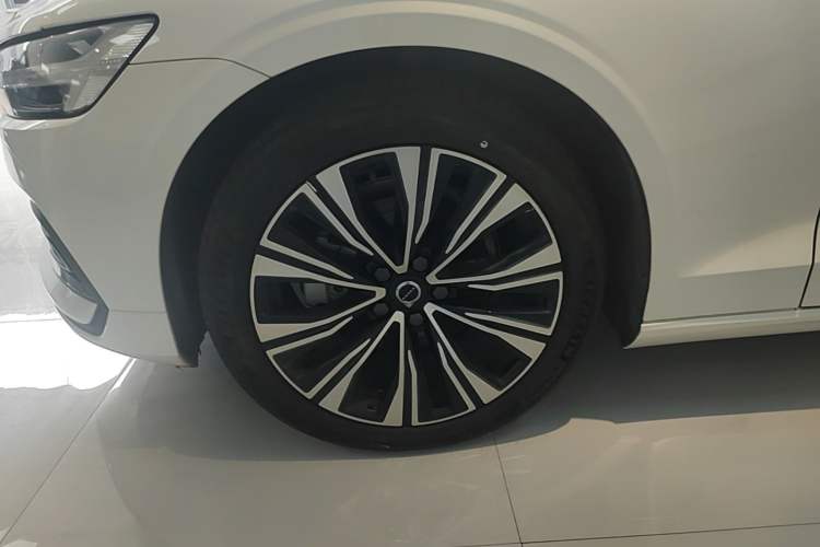 Used Volvo S60 2024 B4 Zhiyuan Luxury Edition Left Front Wheel Hub