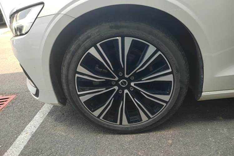 Used Volvo S60 2024 B4 Zhiyuan Luxury Edition Left Front Wheel Hub