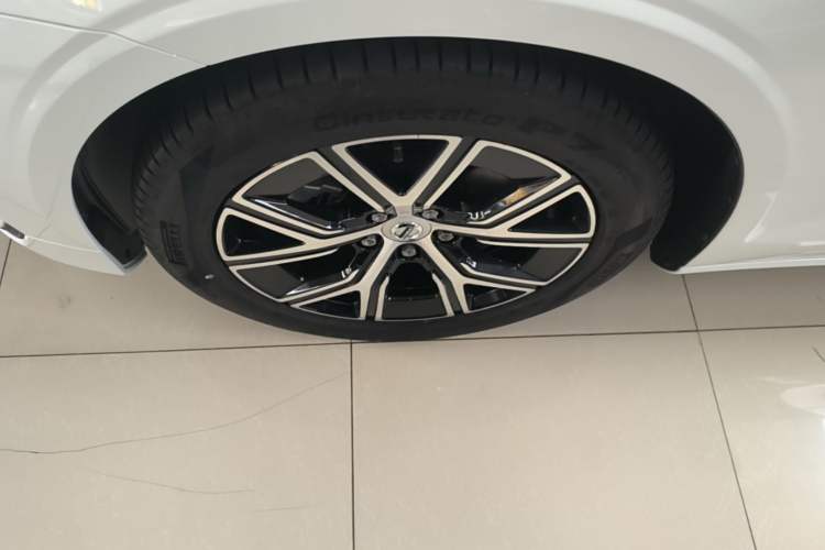 Used Volvo S60 2024 B4 Zhiyi Luxury Edition Left Front Wheel Hub