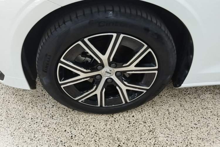 Used Volvo S60 2024 B4 Zhiyi Luxury Edition Left Front Wheel Hub