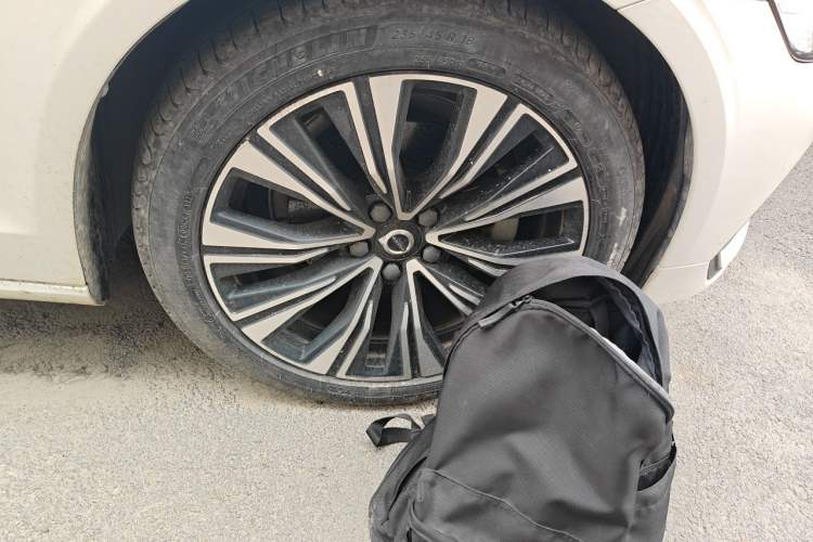 Used Volvo S60 2024 B4 Zhiyuan Luxury Edition Right Front Wheel Hub