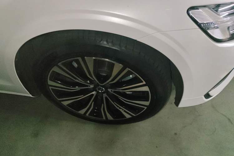 Used Volvo S60 2024 B4 Zhiyuan Luxury Edition Right Front Wheel Hub