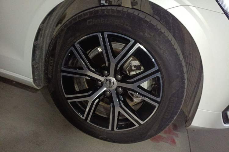 Used Volvo S60 2024 B4 Zhiyi Luxury Edition Right Front Wheel Hub