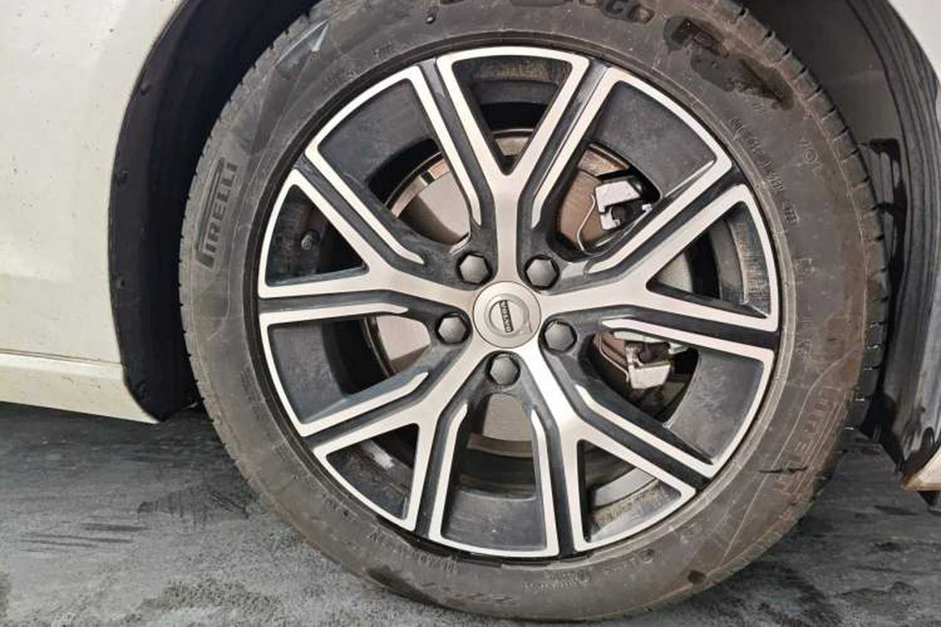 Used Volvo S60 2024 B4 Zhiyi Luxury Edition Right Front Wheel Hub