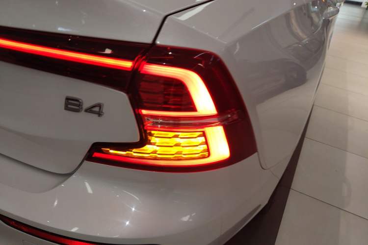 Used Volvo S60 2024 B4 Zhiyuan Luxury Edition Right Rear Taillight