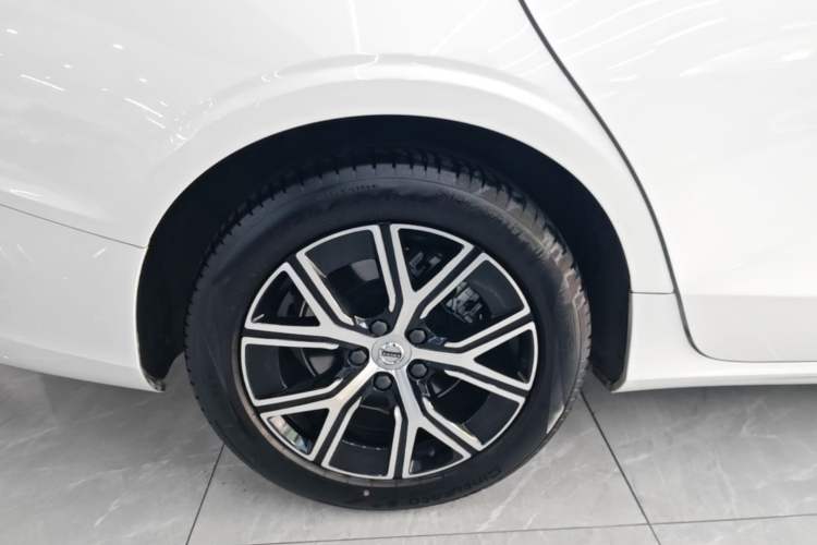 Used Volvo S60 2024 B4 Zhiyi Luxury Edition Right Rear Wheel Hub