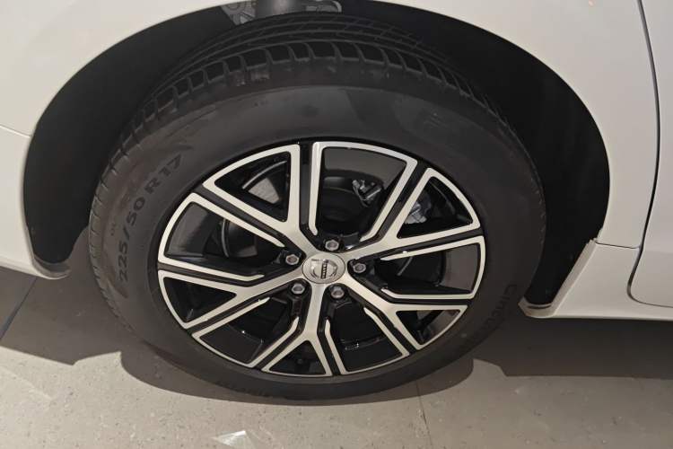 Used Volvo S60 2024 B4 Zhiyi Luxury Edition Right Rear Wheel Hub