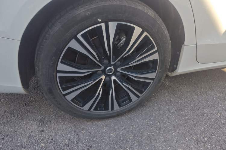 Used Volvo S60 2024 B4 Zhiyuan Luxury Edition Right Rear Wheel Hub