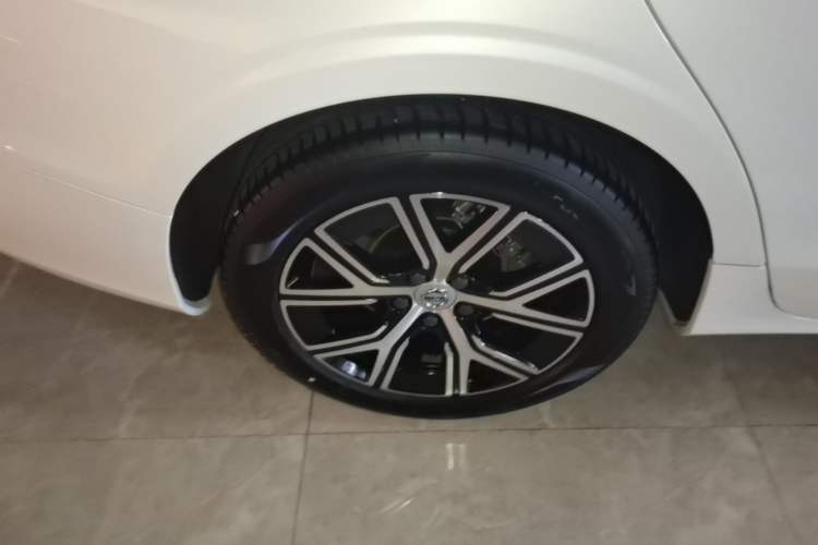 Used Volvo S60 2024 B4 Zhiyi Luxury Edition Right Rear Wheel Hub