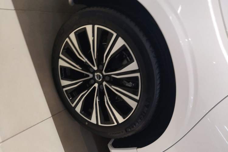 Used Volvo S60 2024 B4 Zhiyuan Luxury Edition Right Rear Wheel Hub